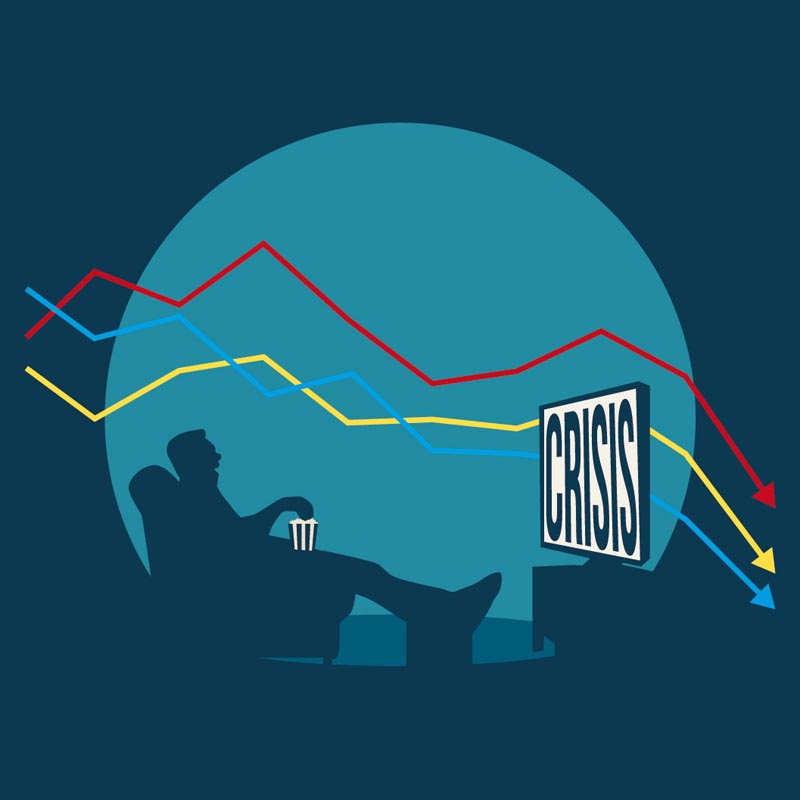 A man watches television, stretched out on the couch, eating popcorn, while the screen warns of the arrival of a new crisis.